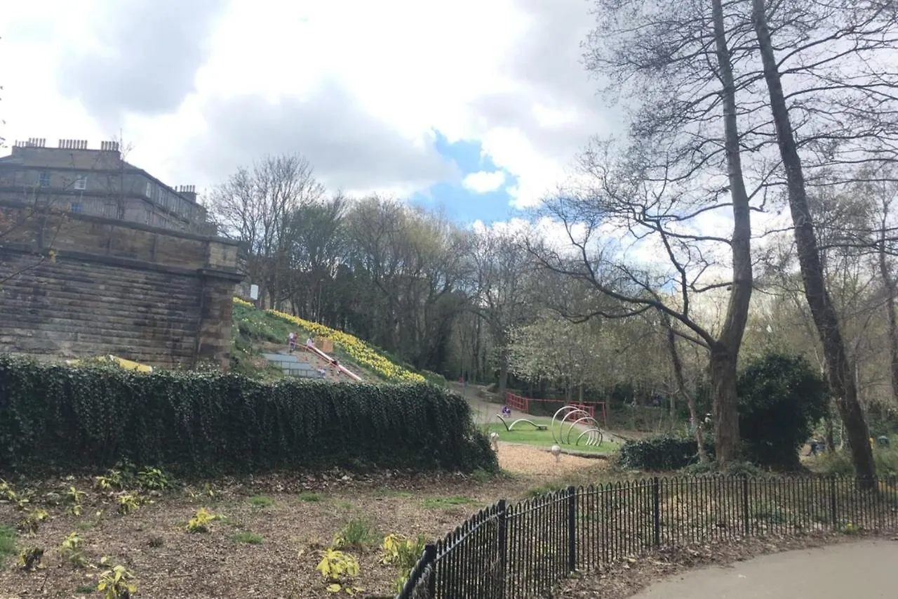 Central Edinburgh With Private Entrance & Patio